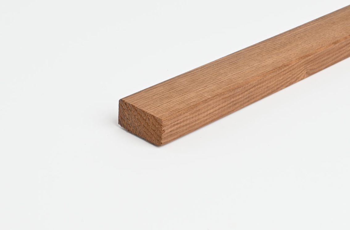 Produktprøve ThermoWood Ask dekorativ liste, KEF A2